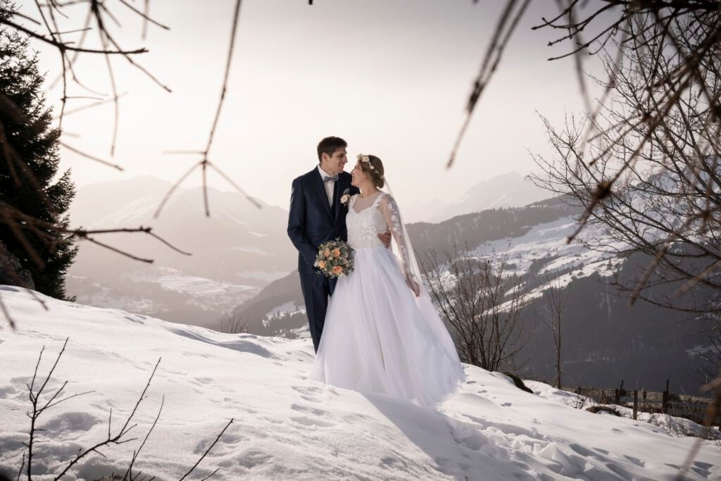 Romantisches Brautpaarshooting in Graubünden mit atemberaubender Bergkulisse